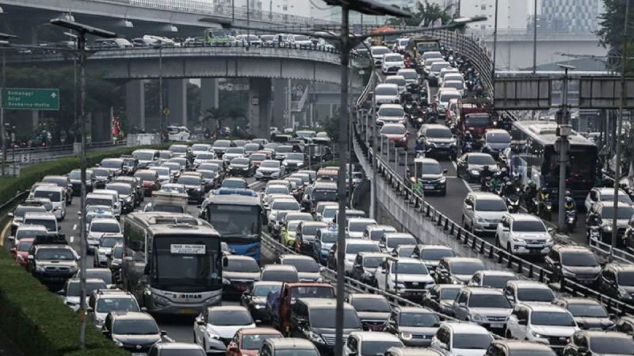 Arsip Foto - Sejumlah kendaraan terjebak kemacetan pada jam pulang kerja di Jalan Gatot Subroto, Jakarta, Selasa (9/5/2023). ANTARA FOTO/Fauzan/YU/aa.