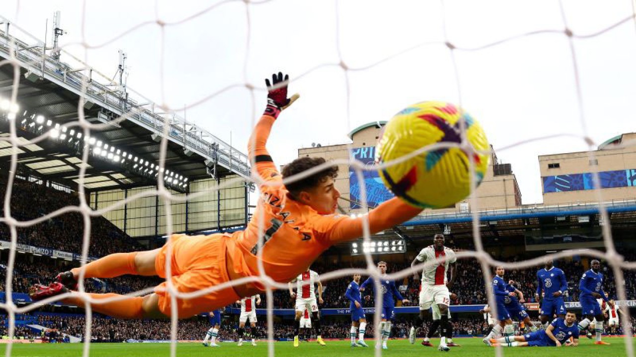 Kiper Chelsea Kepa Arrizabalaga gagal menahan tendangan bebas dari pemain Southampton James Ward-Prowse dalam laga lanjutan Liga Inggris di Stamford Bridge, London, Inggris, Sabtu (18/2/2023). Chelsea kalah 0-1 oleh gol tunggal James Ward-Prowse. ANTARA FOTO/REUTERS/David Klein/foc.