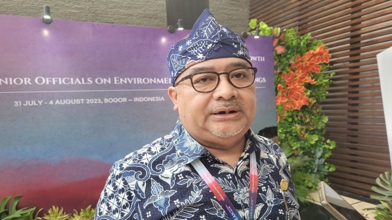 Kepala Badan Standardisasi Instrumen Lingkungan Hidup dan Kehutanan (BSILHK) Ary Sudijanto saat ditemui di Bogor, Jawa Barat, Selasa (1/8/2023). (ANTARA/Sean Filo Muhamad)