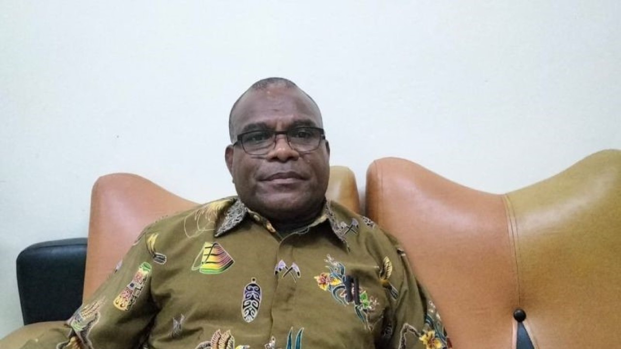 Kepala Dinas Peternakan dan Kesehatan Hewan Provinsi Papua Barat drh. Hendrikus Faten. (ANTARA/Fransiskus Salu Weking)