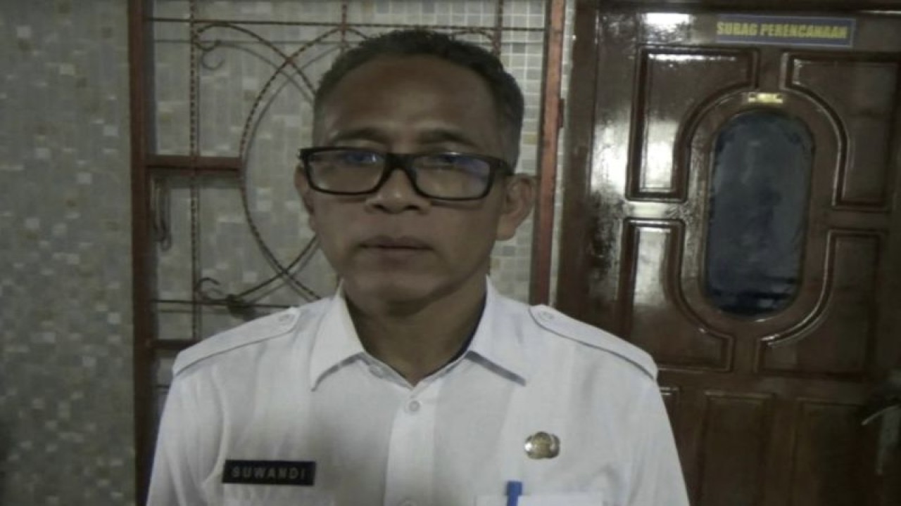 Kepala Disdikbud Kota Metro Suwandi saat memberi keterangan. (ANTARA/Hendra Kurniawan)