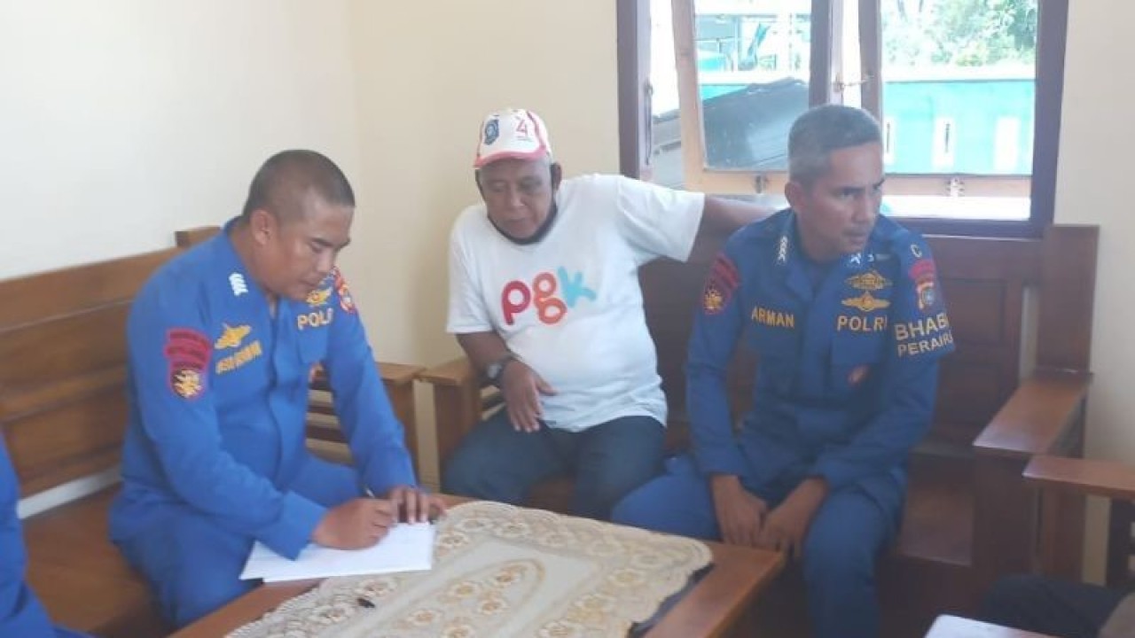Kepala Markas Unit Polair Polres Bangka, Bripka Heri Irawan mencatat data laporan korban nelayan yang hilang (ANTARA/Kasmono)
