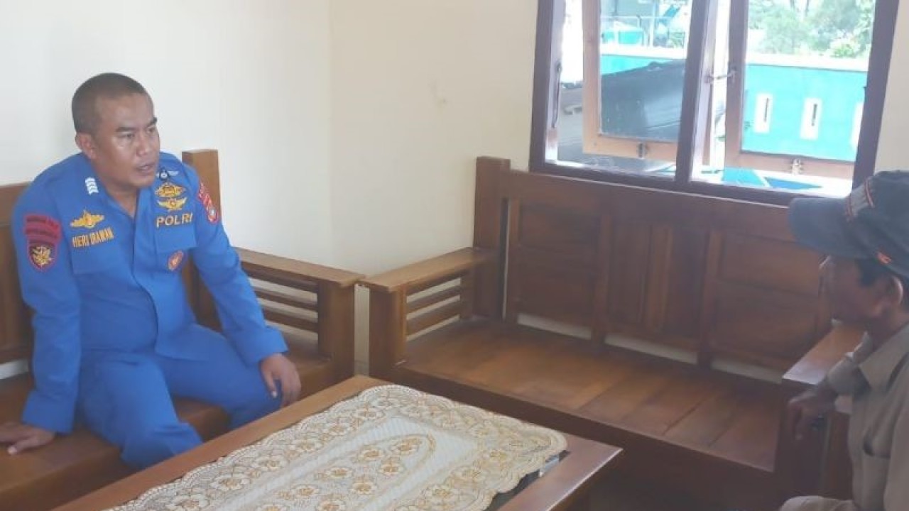Kepala Markas Unit Polairud Polda Kepulauan Bangka Belitung, Bripka Heri Irawan saat menerima aduan nelayan hilang (ANTARA/Kasmono)