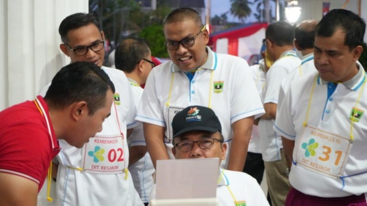 Kepala OPD di Pemprov Sumatera Barat mengikuti tes kebugaran. (ANTARA/HO-Biro Adpim Sumbar)