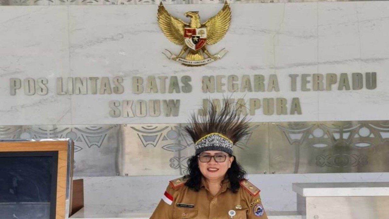 Kepala PLBN Skouw, BNPP RI, B. Mathilda Pusung (ANTARA/Yudhi Efendi)