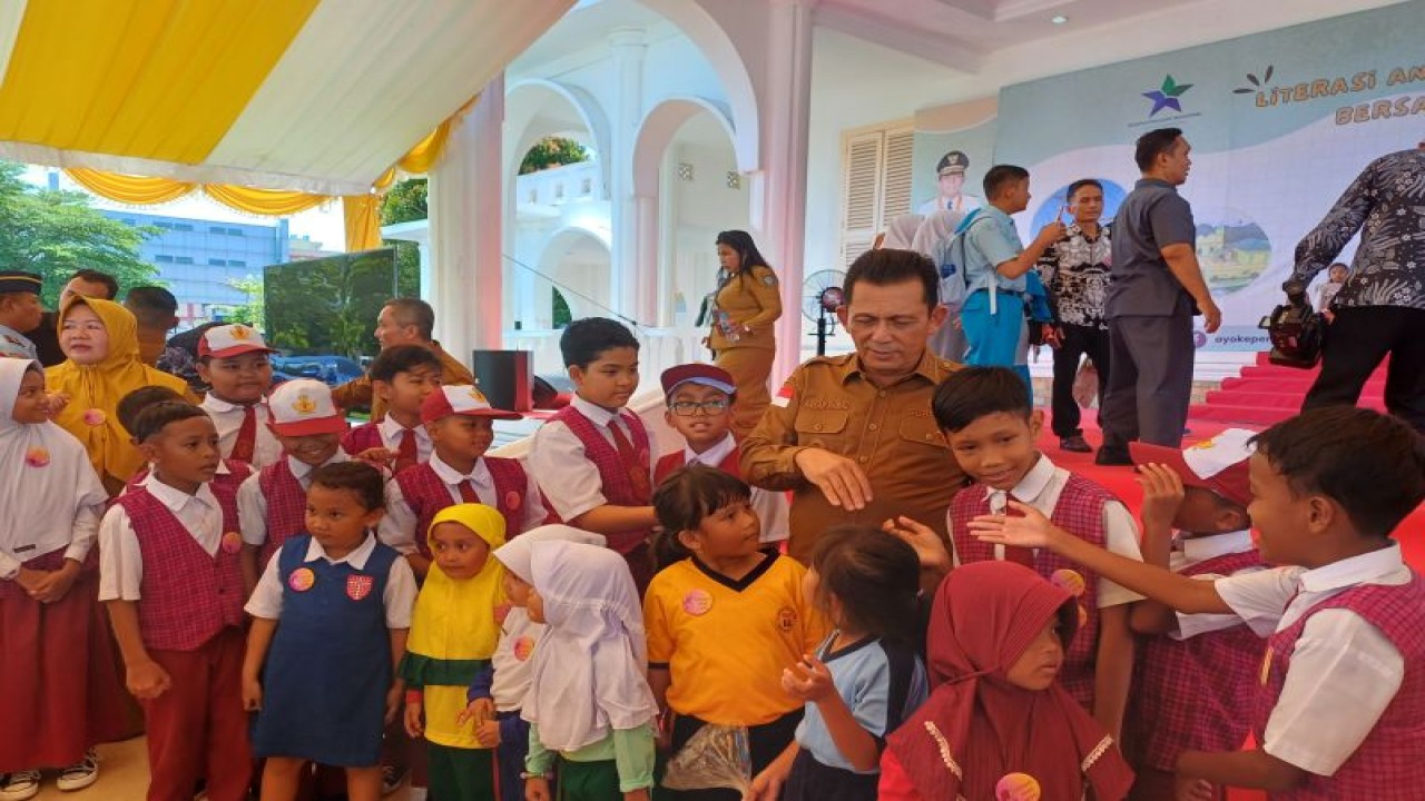 Sejumlah siswa TK hingga SD bersalaman dengan Gubernur Kepri Ansar Ahmad pada peringatan Hari Anak Nasional 2023 di Gedung Daerah, Kota Tanjungpinang, Kepri. ANTARA/Ogen