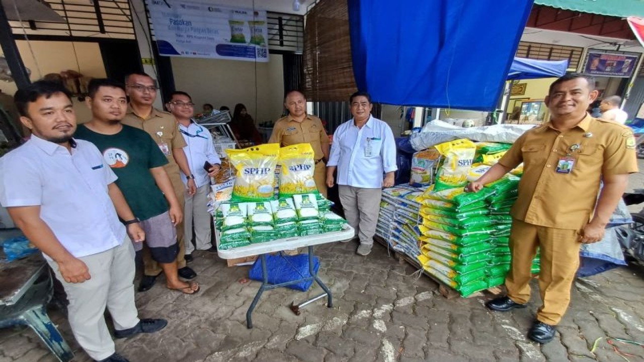 Perum Bulog Subdivre Kota Tanjungpinang, Kepulauan Riau (Kepri), bersama satgas pangan melakukan inspeksi mendadak (Sidak) sejumlah toko sembako guna memastikan stabilitas pasokan dan harga pangan (SPHP) beras, Senin (28/8/2023). (Ogen)