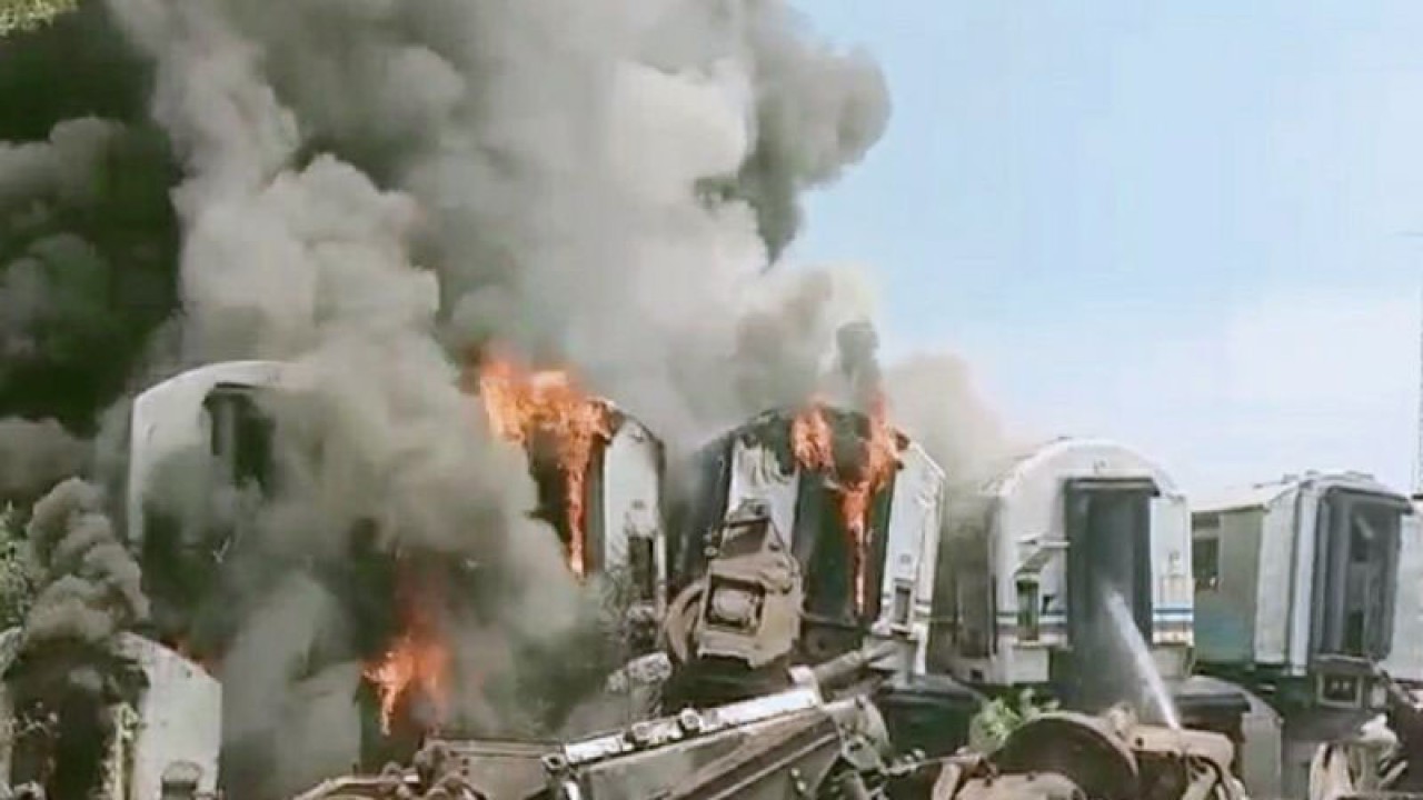 Sejumlah gerbong kereta api bekas di Purwakarta terbakar. (ANTARA/Ali Khumaini)