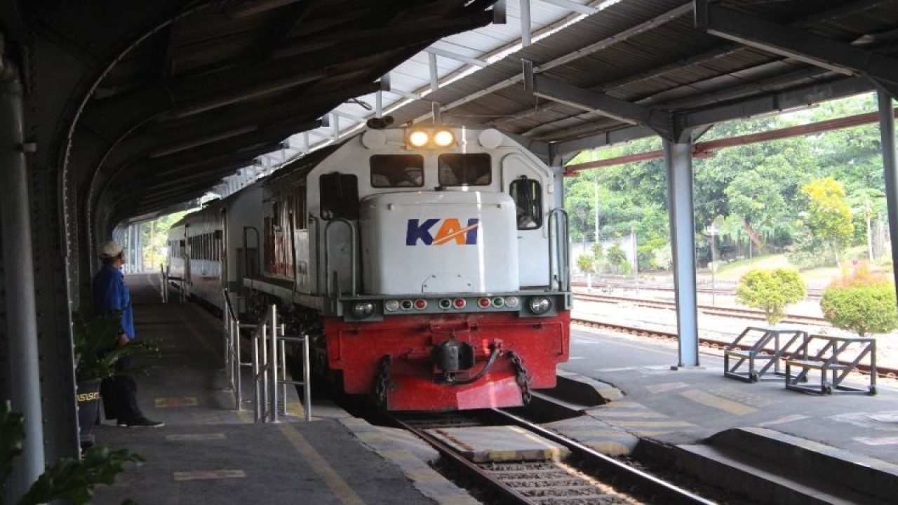 Foto ilustrasi: Kereta api di Stasiun Jember siap berangkat (ANTARA/HO-Humas KAI Daop 9 Jember)