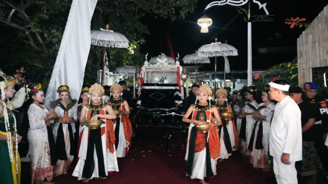 Prosesi pelepasan Ki Jaga Rasa, dari Subang ke istana negara, untuk bertugas membawa bendera pusaka pada kirab upacara hari kemerdekaan. (ANTARA/HO-Dok Dedi Mulyadi)