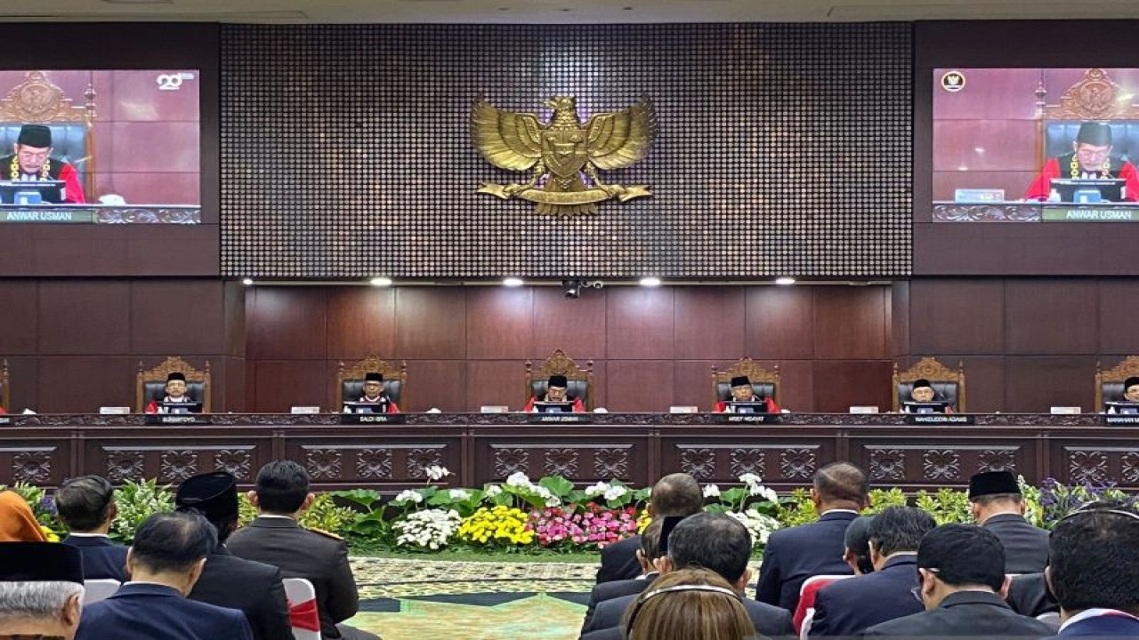 Sidang Pleno Khusus dengan agenda Peringatan Ulang Tahun Ke-20 Mahkamah Konstitusi RI di Gedung MK, Jakarta, Kamis (10/8/2023). (ANTARA/Fath Putra Mulya)