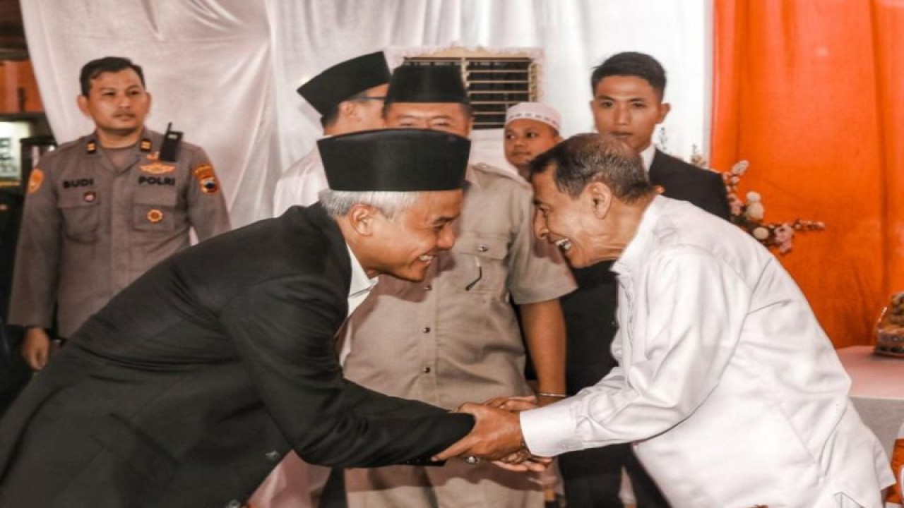 Bakal capres PDIP Ganjar Pranowo (kiri) bersama Pemimpin tertinggi Forum Sufi Sedunia Habib Lutfi (kanan) pada pembukaan acara WSF 2023 di Pekalongan, Jawa Tengah, Selasa (29/8/2023) (ANTARA/HO-PDIP)