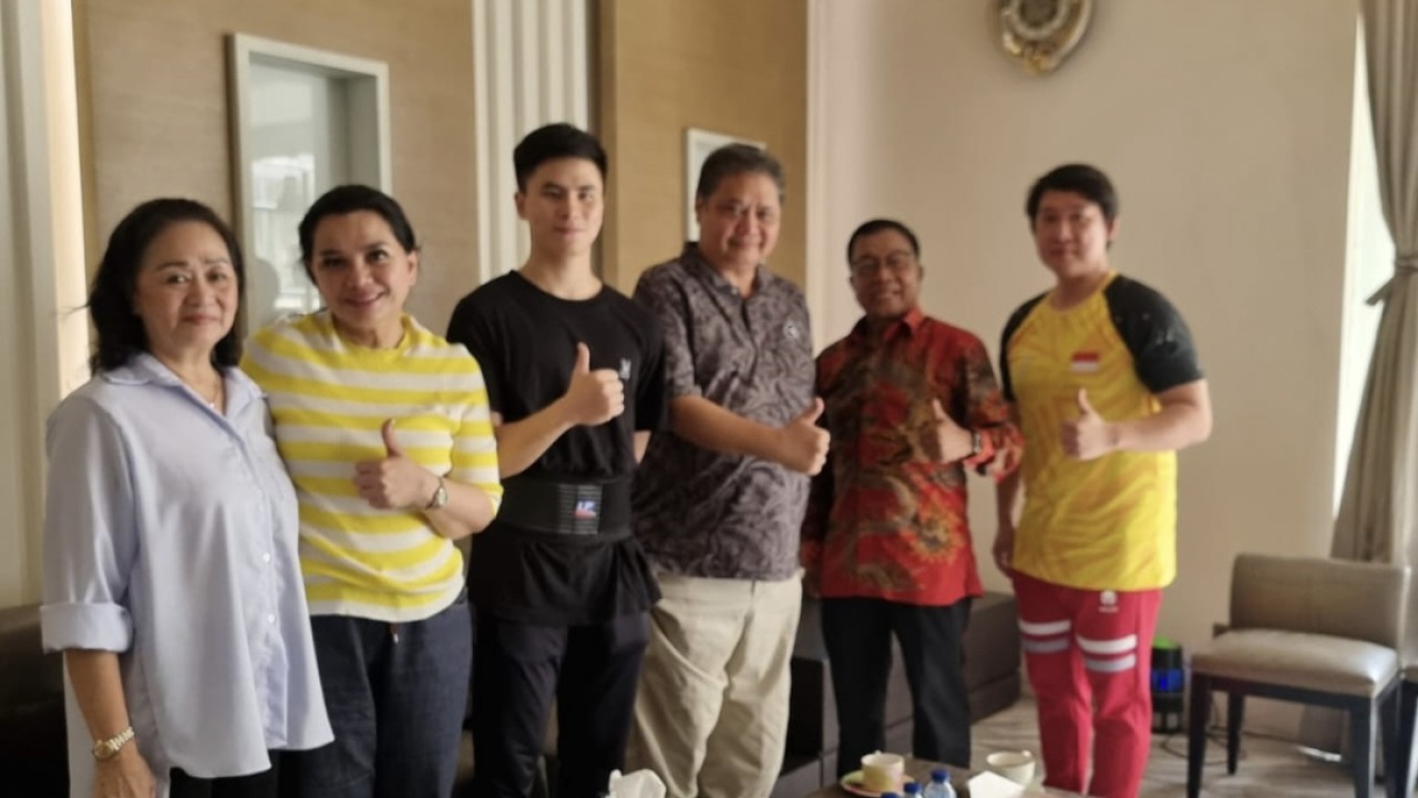 Ketua Umum PB WI, Airlangga Hartarto saat mengunjungi Edgar Xavier Marvelo yang dalam tahap penyembuhan cedera pinggang di kediamannya.  (Dok. PB WI)