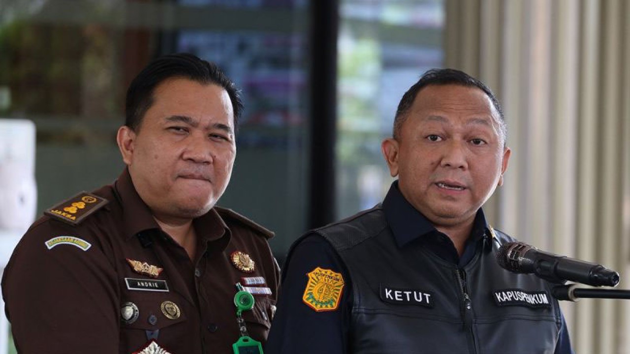 Arsip foto - Kepala Pusat Penerangan Hukum (Kapuspenkum) Kejaksaan Agung I Ketut Sumedana (kanan) memberikan keterangan kepada wartawan atas putusan MA terhadap kasasi Ferdy Sambo di Gedung Kejaksaan Agung, Jakarta, Rabu (9/8/2023). ANTARA FOTO/Asprilla Dwi Adha/tom/am.