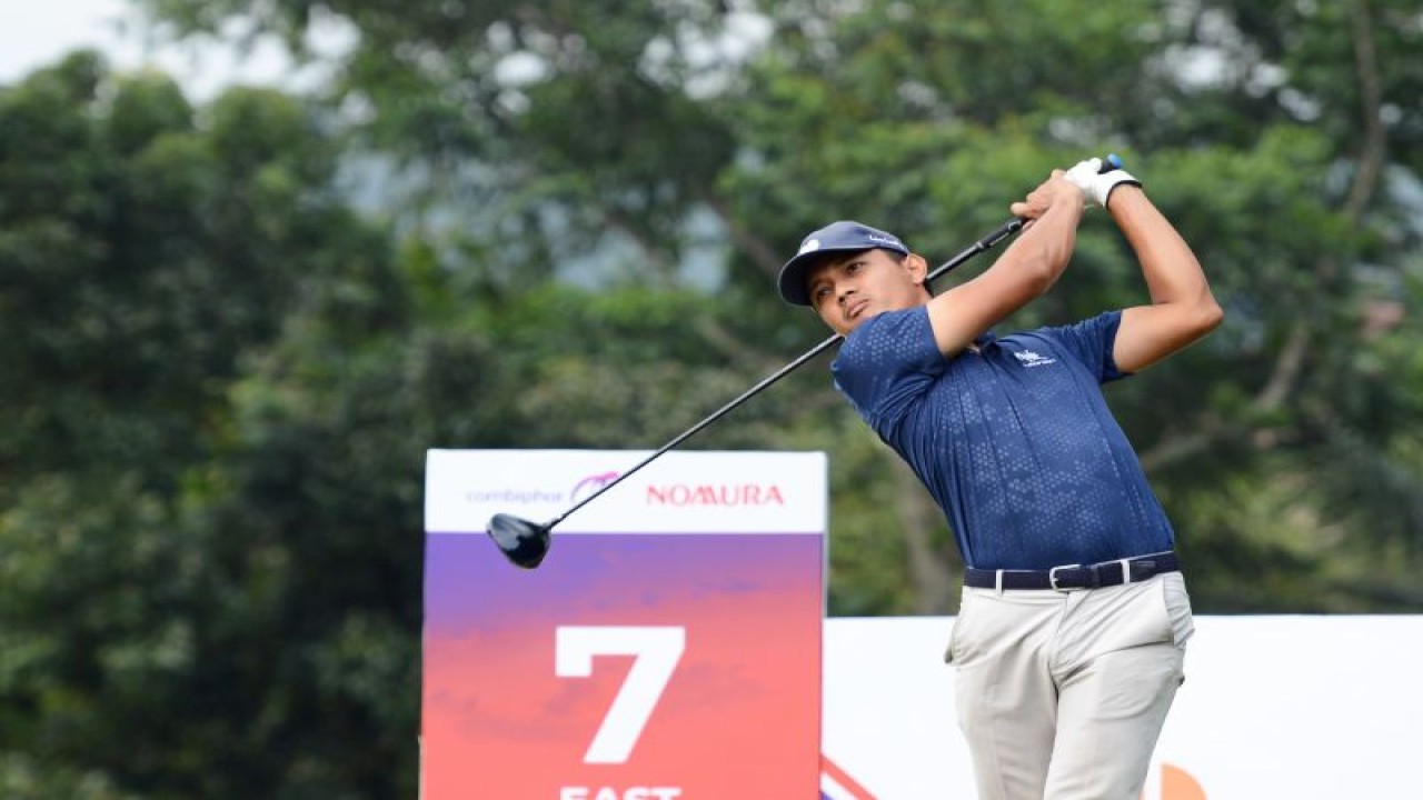 Pegolf Indonesia Kevin Caesario Akbar memukul bola pada putaran kedua The Indonesia Pro-Am presented by Combiphar & Nomura, di Gunung Geulis Country Club, Kabupaten Bogor, Kamis (17/8/2023). (ANTARA/HO/THE INDONESIA PRO-AM)