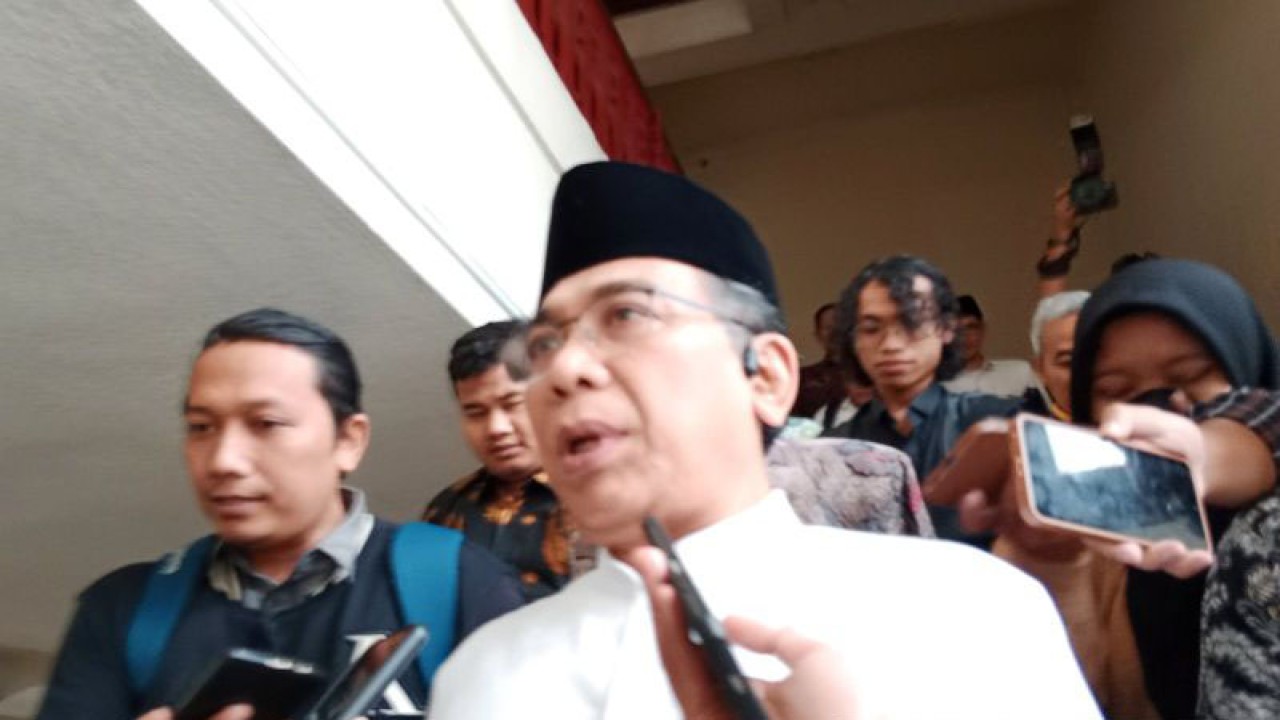 Ketua Umum Pengurus Besar Nahdlatul Ulama (PBNU) KH Yahya Cholil Staquf di Kampus UGM, Yogyakarta, Jumat (4/8/2023) (ANTARA/Luqman Hakim)