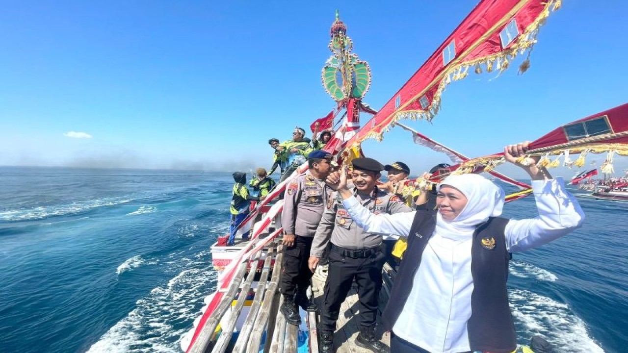 Gubernur Jawa Timur Khofifah Indar Parawansa meninjau kegiatan petik laut di perairan laut Probolinggo, Rabu (2/8/2023). (ANTARA/HO-Biro Adpim Pemprov Jatim)