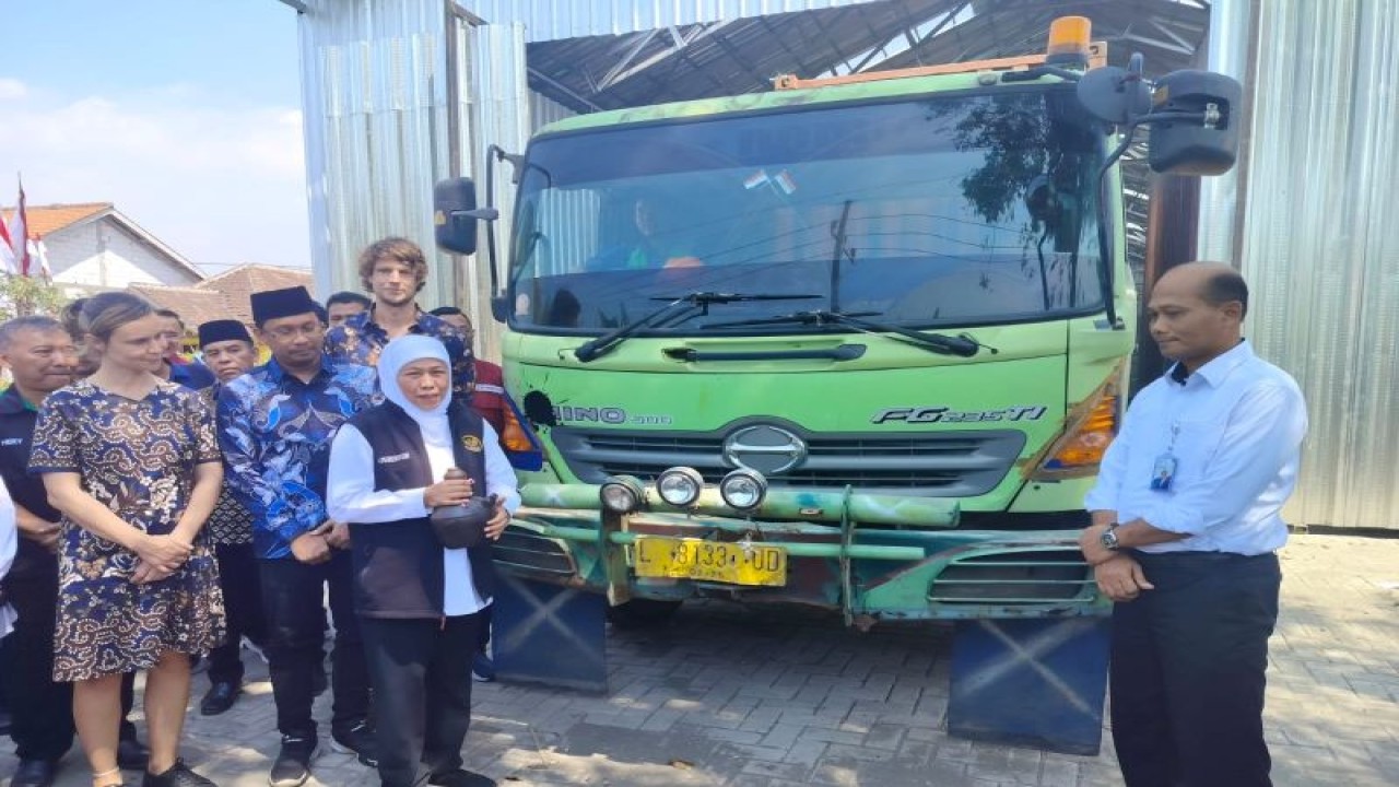 Gubernur Jawa Timur (pegang kendi) saat kegiatan ekspor perdana rumput laut produksi oleh Koperasi Agar Makmur Sentosa di Dusun Tlocor, Kecamatan Jabon, Sidoarjo dengan tujuan Australia, Jumat (4/8/2023) (ANTARA/Indra Setiawan)