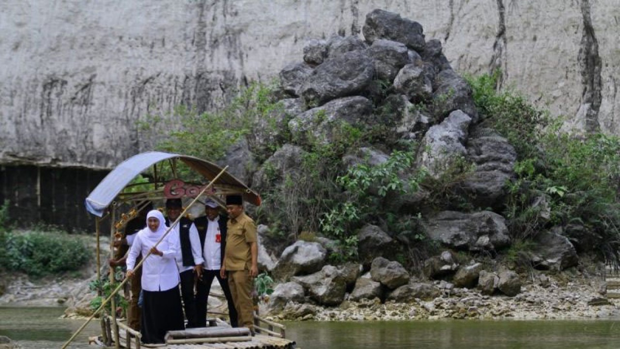 Gubernur Jatim Khofifah Indar Parawansa mendayung rakit di danau Desa Wisata Jeddih, Kecamatan Socah, Kabupaten Bangkalan, Selasa (22/8/2023). (ANTARA/ Moch Asim)