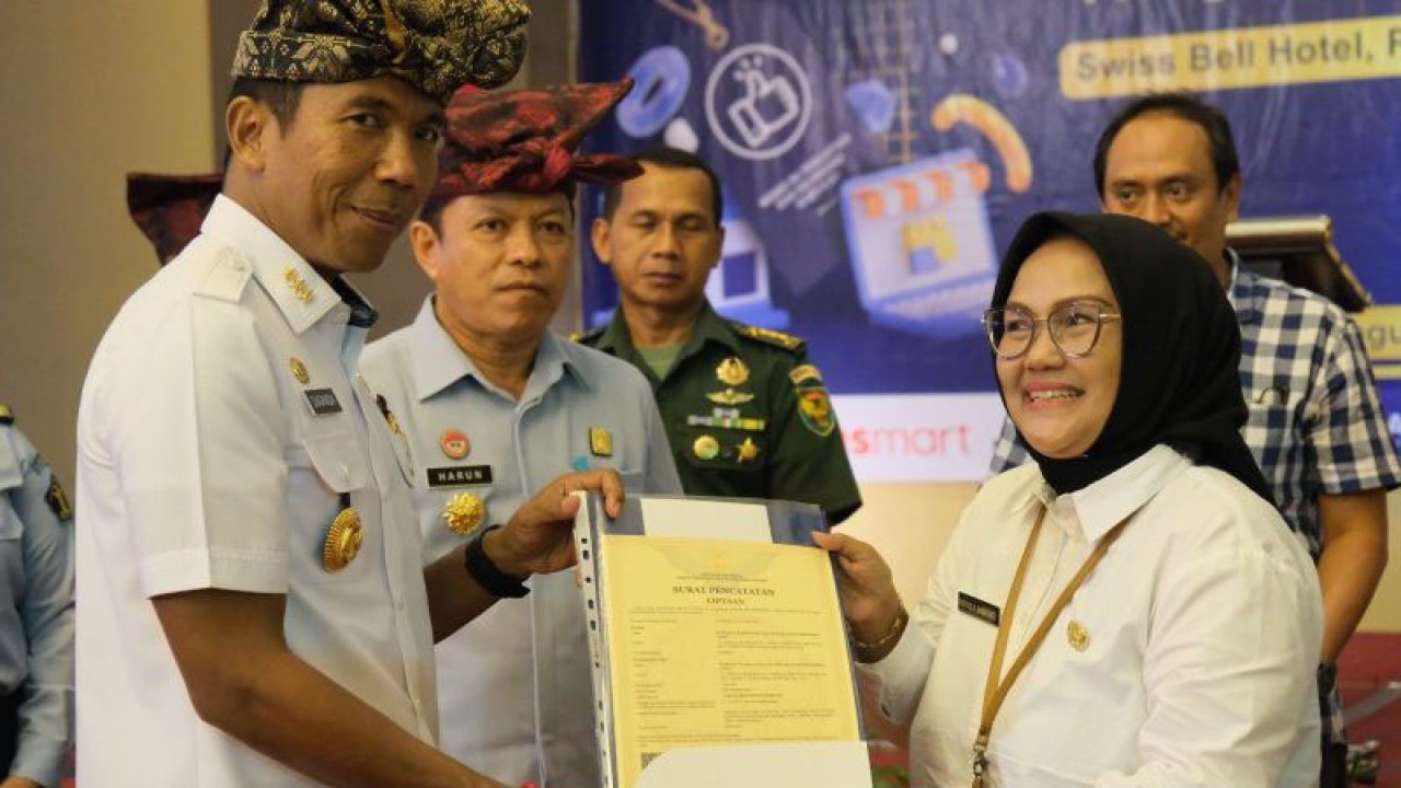 Penjabat Gubernur Kepulauan Babel Suganda Pandapotan Pasaribu (kiri) saat menghadiri penyerahan KIK dari Kemenkumham Provinsi Kepulauan Babel di Pangkalpinang beberapa waktu lalu. (ANTARA/HO-Humas Kemenkumham Babel)