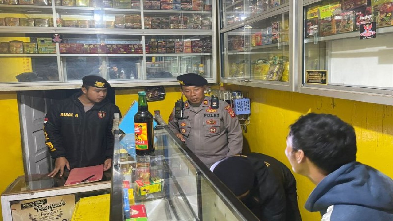 Polisi memeriksa kios jamu yang diduga menjual minuman keras di Kabupaten Garut, Jawa Barat. (ANTARA/HO-Polres Garut)