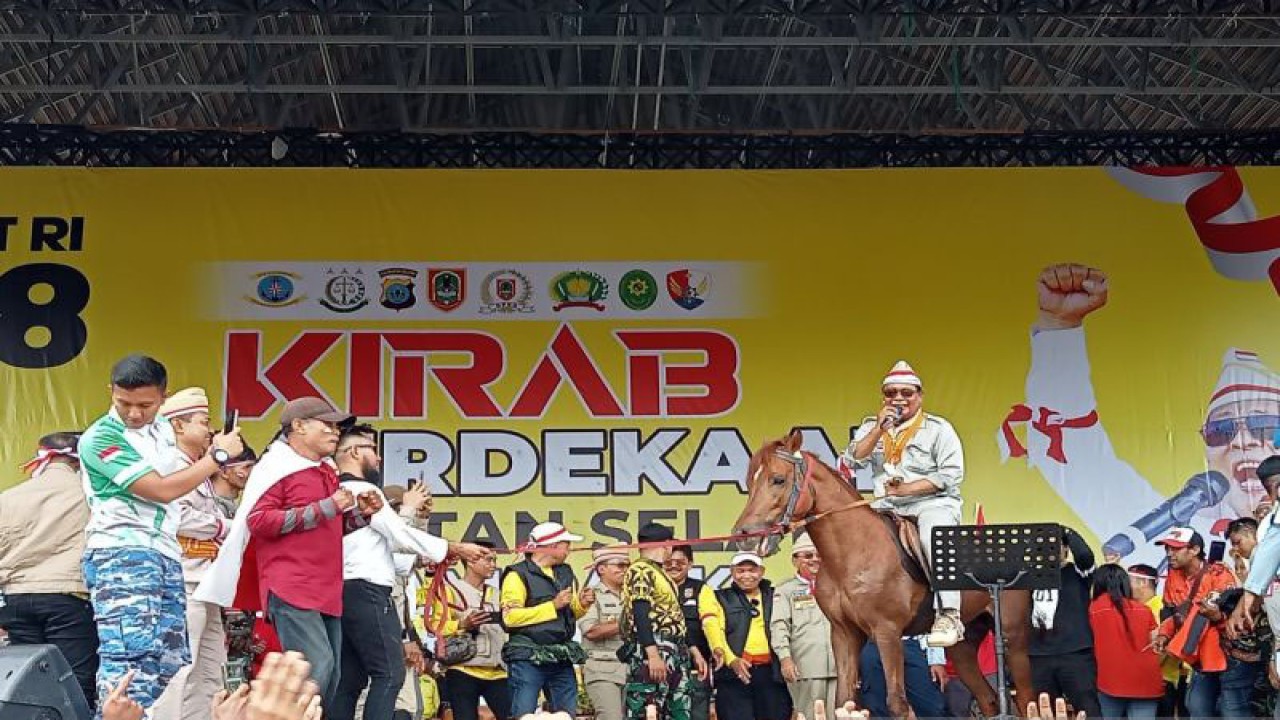 Gubernur Kalsel H Sahbirin Noor menunggang kuda di atas panggung Kirab Kemerdekaan dalam kemeriahan pembagian door prize di Kiram Park Kabupaten Banjar, Kamis. (ANTARA/Sukarli)