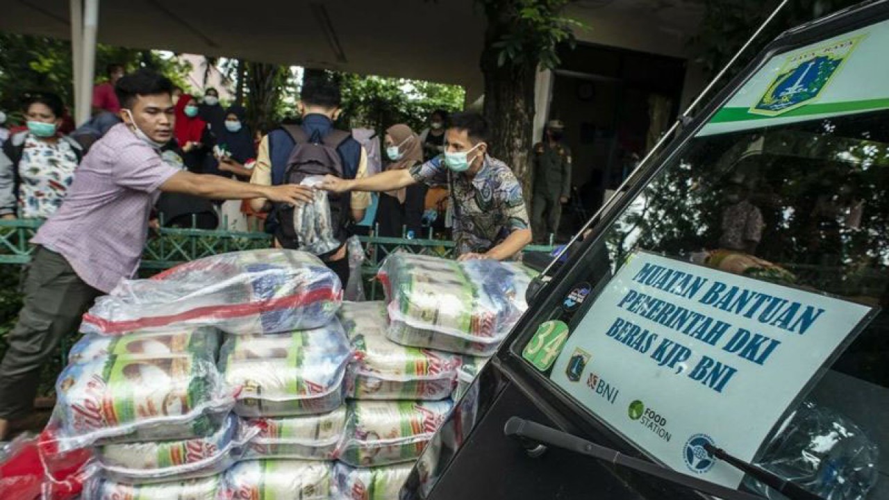 Petugas melayani warga yang membeli bahan pangan bersubsidi dengan menggunakan Kartu Jakarta Pintar (KJP) Plus di RPTRA Amir Hamzah, Pegangsaan, Menteng, Jakarta, Kamis (10/2/2022). ANTARA FOTO/Aprillio Akbar/nz/aa.
