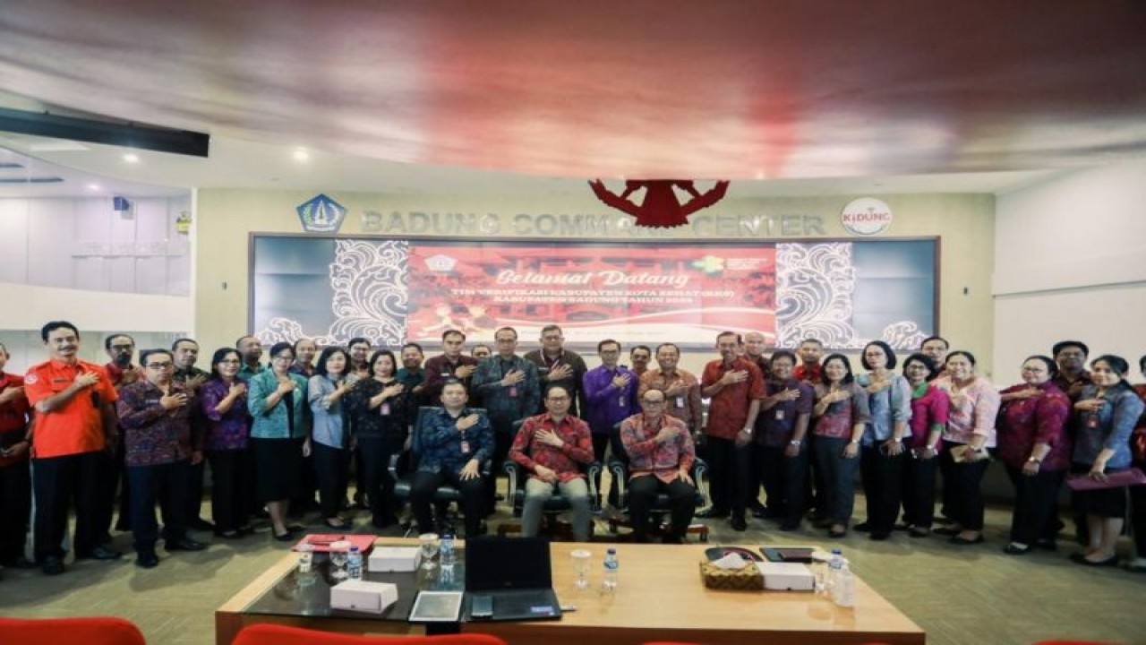 Wakil Bupati Badung Ketut Suiasa menghadiri acara Verifikasi Penghargaan KKS Tahun 2023 secara virtual di Command Center Dinas Kominfo dan Informatika Kabupaten Badung, Selasa (8/8). ANTARA/HO-Humas Pemkab Badung