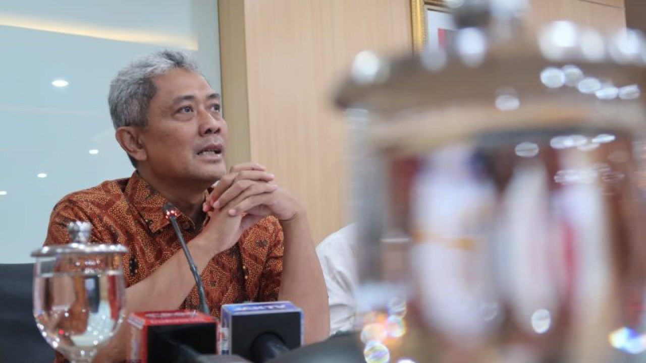 Direktur Jenderal Pengendalian Pencemaran dan Kerusakan Lingkungan KLHK Sigit Reliantoro menjelaskan tentang kebijakan pemerintah untuk mengatasi polusi udara dalam sebuah konferensi pers di Jakarta, Jumat (11/8/2023). (ANTARA/Sugiharto Purnama)
