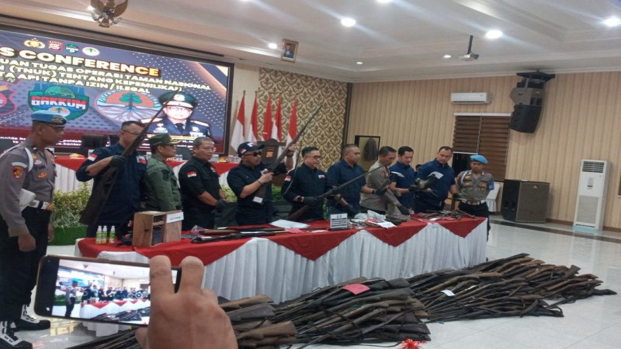 Polda Banten bersama Kementerian Lingkungan Hidup dan Kehutanan (KLHK) menggelar "press conference" yerkait senjata ilegal di Mapolda Banten di Serang, Selasa. (Mulyana)