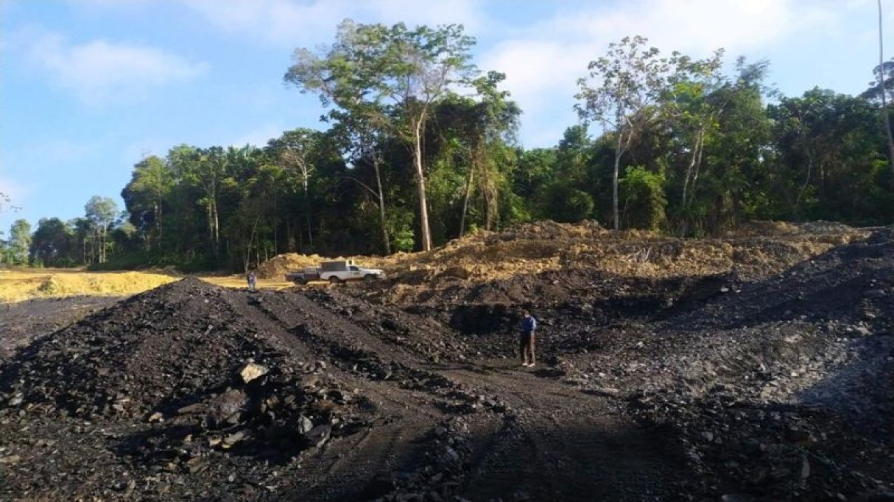 Tambang batu bara ilegal pada kawasan penyangga Ibu Kota Nusantara (IKN) di Loa Haur, Kecamatan Loa Janan, Kabupaten Kutai Kartanegara, Kalimantan Timur. (ANTARA/HO-Kementerian LHK)