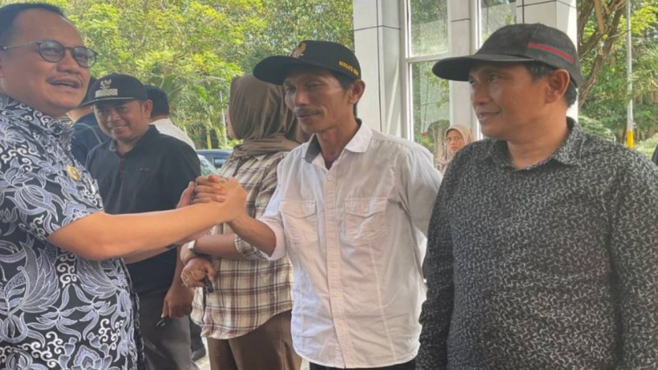 Pj Bupati Kolaka Utara Parinringi saat menyerahkan bantuan mobil operasional sekolah kepada perangkat desa secara simbolik. (Antara/HO-Pemkab Kolaka Utara)