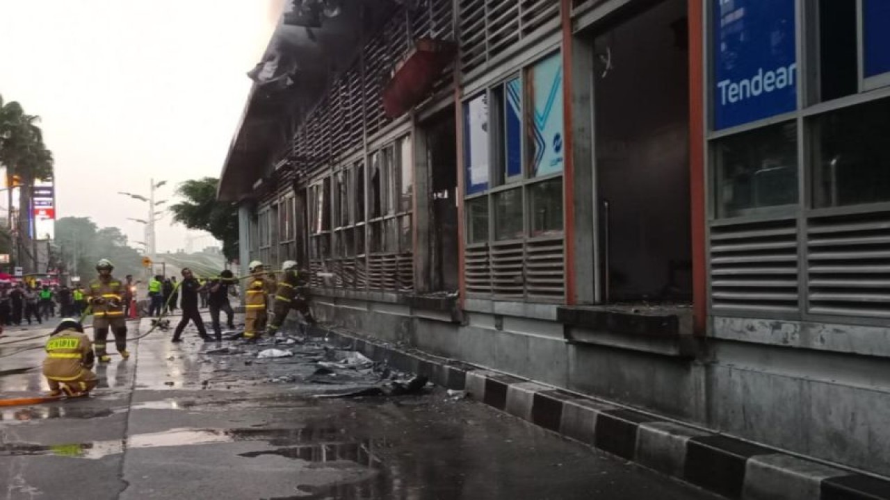 Kondisi Halte TransJakarta Tendean, Jakarta Selatan, setelah terbakar di Jakarta, Senin (14/8/2023). ANTARA/ HO-Gulkarmat Jakarta Selatan