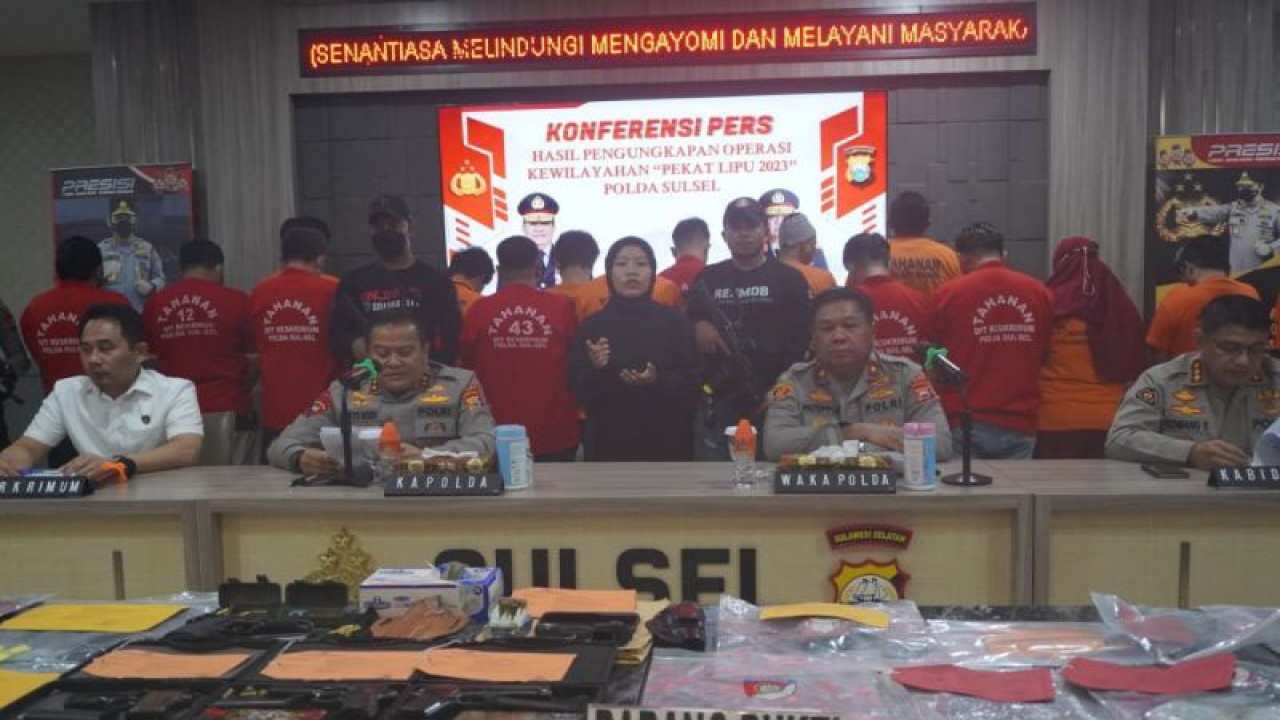 Kapolda Sulsel Irjen Pol Setyo Boedi Moempoeni Harso memberikan keterangan pers terkait pengungkapan kasus selama Operasi Pekat Lipu 2023, di Mapolda Sulsel, di Makassar, Selasa (29/08/2023). ANTARA/Nur Suhra Wardyah.