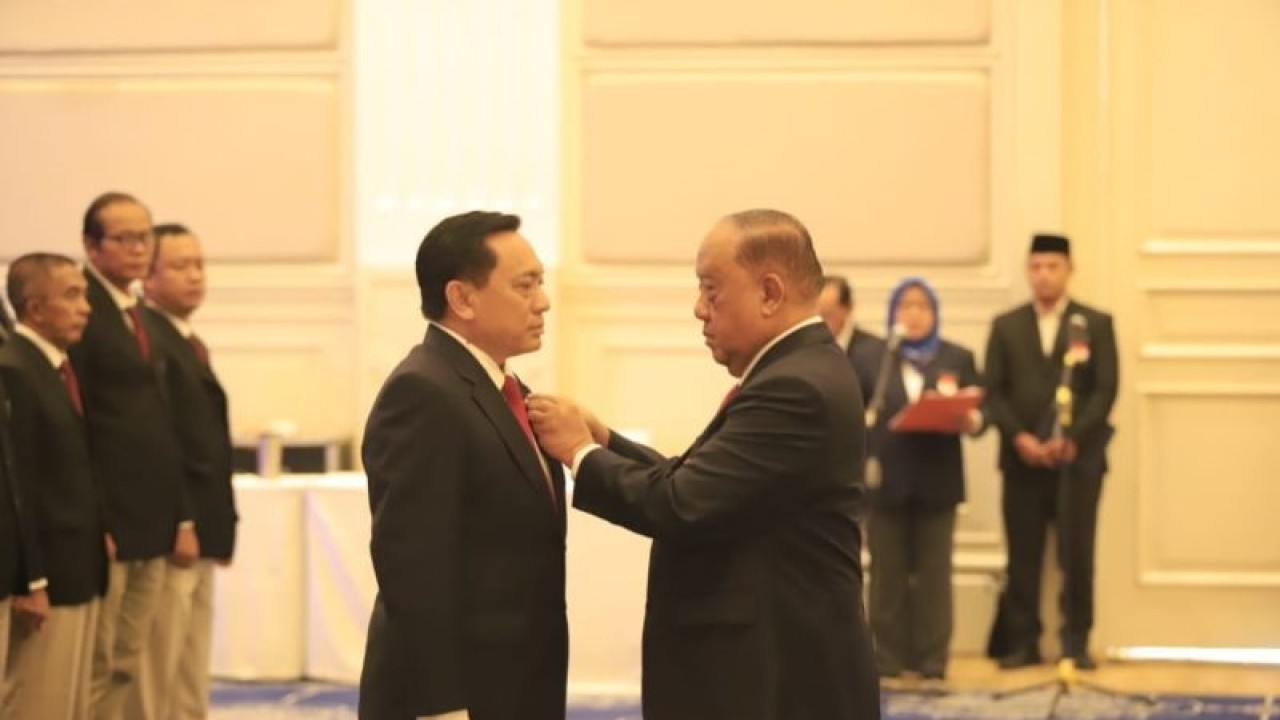 Ketua Umum KONI Pusat Marciano Norman (kiri) memberi lencana kepada Ketua Umum Pengurus Pusat Persatuan Bola Voli Seluruh Indonesia (PP PBVSI) Imam Sudjarwo, pada acara pelantikan Ketua Umum PBVSI masa bakti 2023-2027 di Jakarta, Selasa (15/8/2023). (ANTARA/HO/KONI PUSAT)