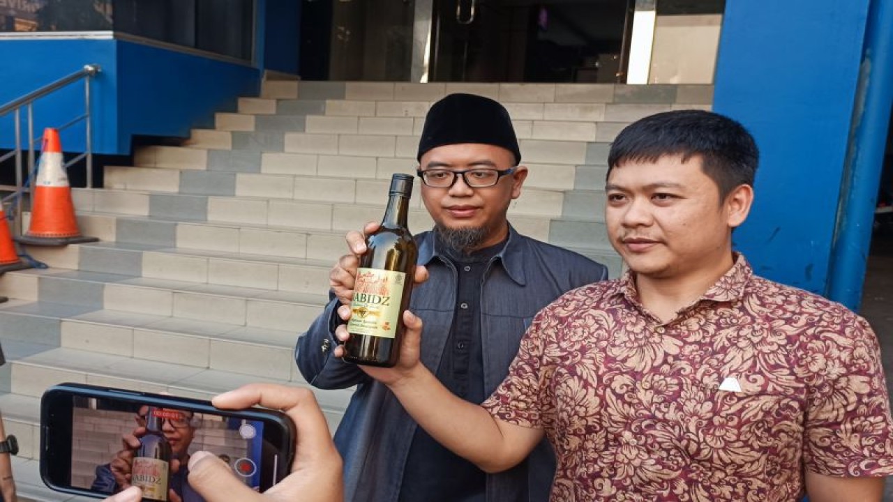 Kuasa hukum Sumadi Atmadja saat melaporkan produk minuman anggur (wine) merek Nabidz ke Polda Metro Jaya, Rabu (23/8/2023). ANTARA/Ilham Kausar