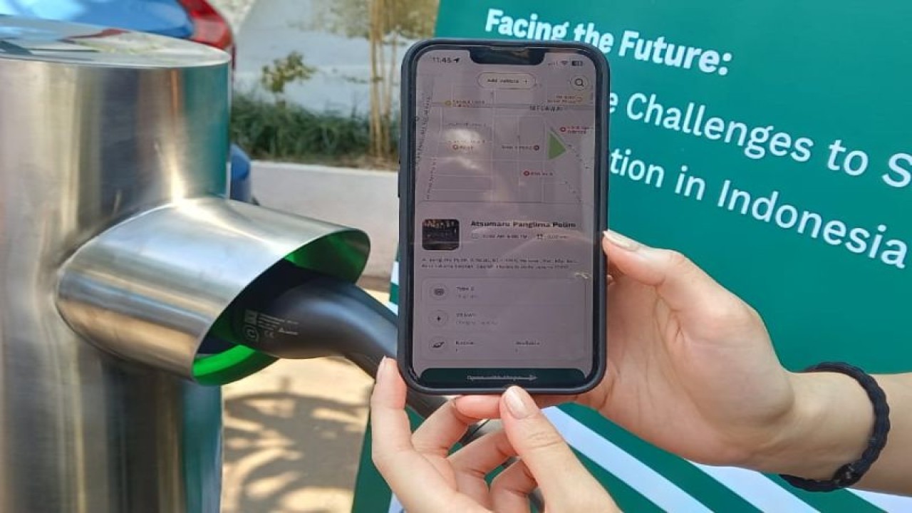 Konsumen menggunakan aplikasi Cas-ion untuk menemukan SPKLU. (ANTARA/HO-Casion)