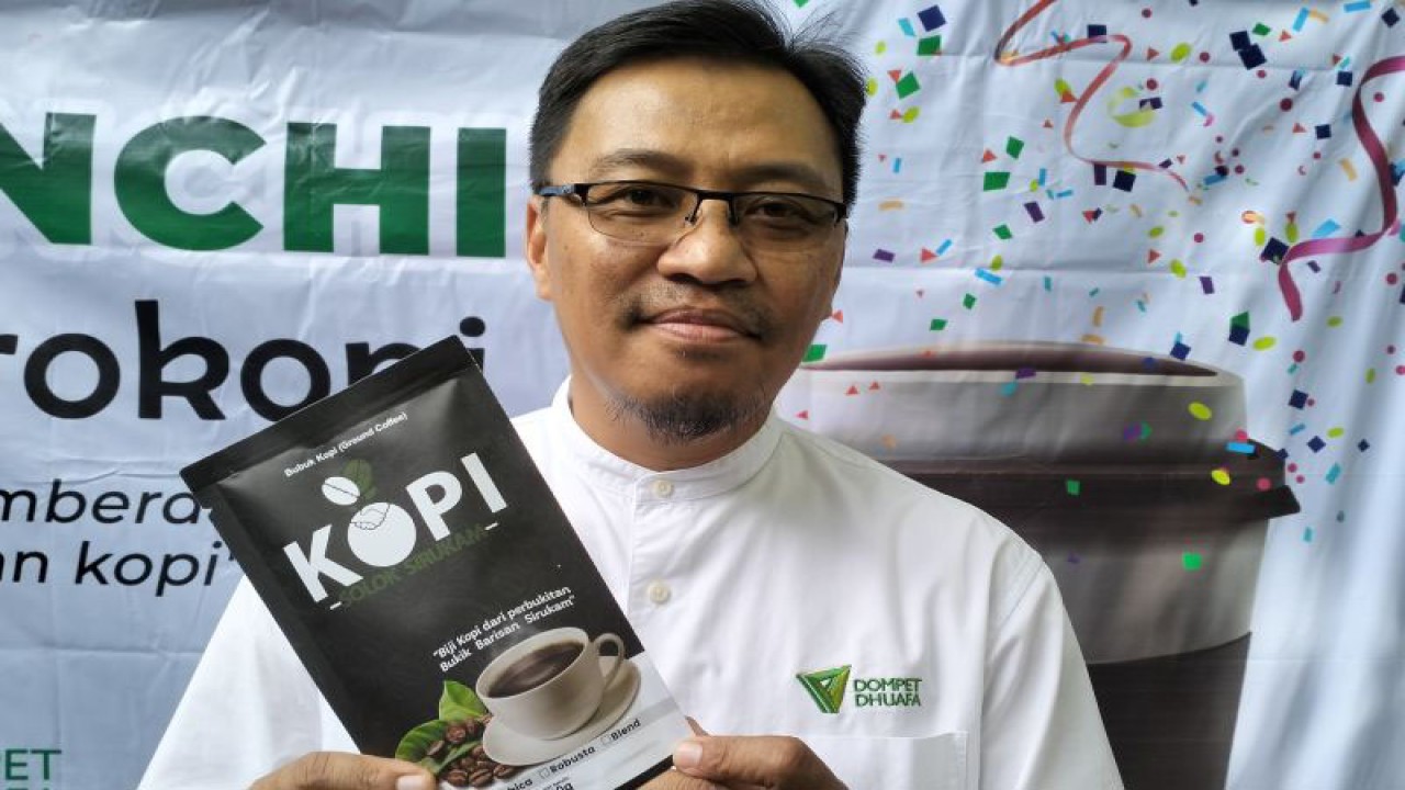 Direktur Program Dompet Dhuafa Bambang Suherman menunjukkan kopi Sirukam hasil olahan petani kopi Solok di Padang, Jumat, (18/8/2023). ANTARA/Muhammad Zulfikar).