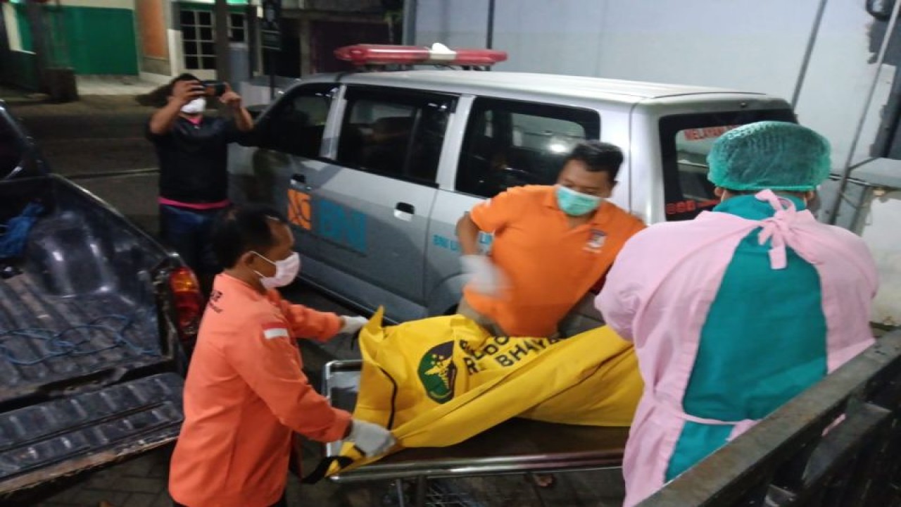 Petugas mengevakuasi korban mutilasi di Jombang, Jawa Timur. ANTARA/ HO-relawan