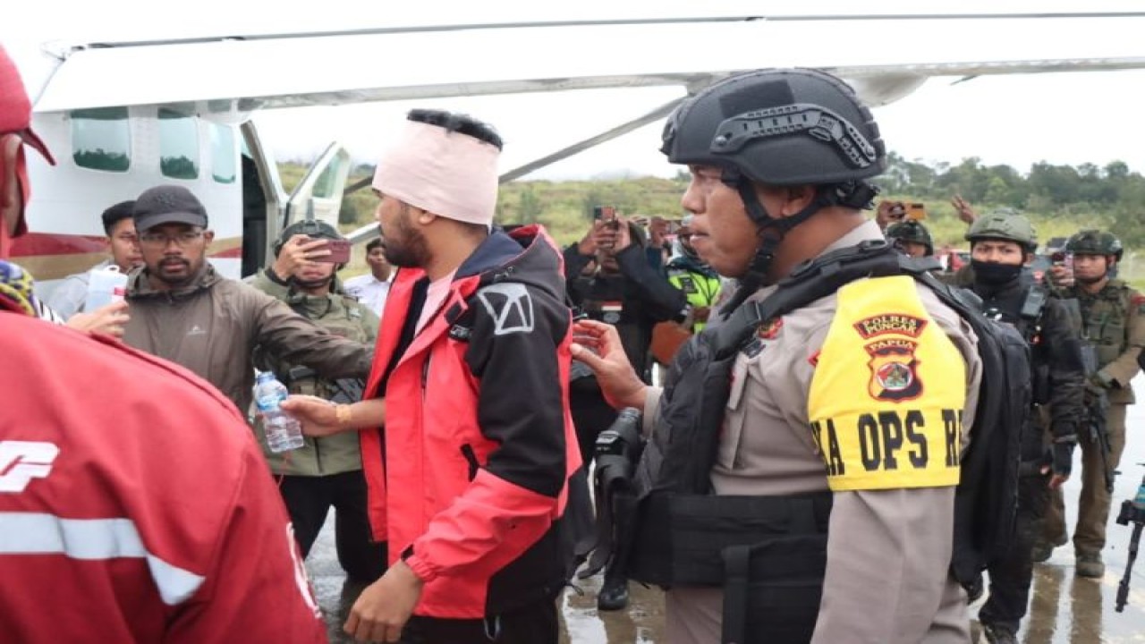 Korban penembakan KKB di Ilaga, Kamis (24/8) dievakuasi ke Timika. (ANTARA/HO/Dok Polres Puncak)