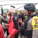 Korban penembakan KKB di Ilaga, Kamis (24/8) dievakuasi ke Timika. (ANTARA/HO/Dok Polres Puncak)-1692869103