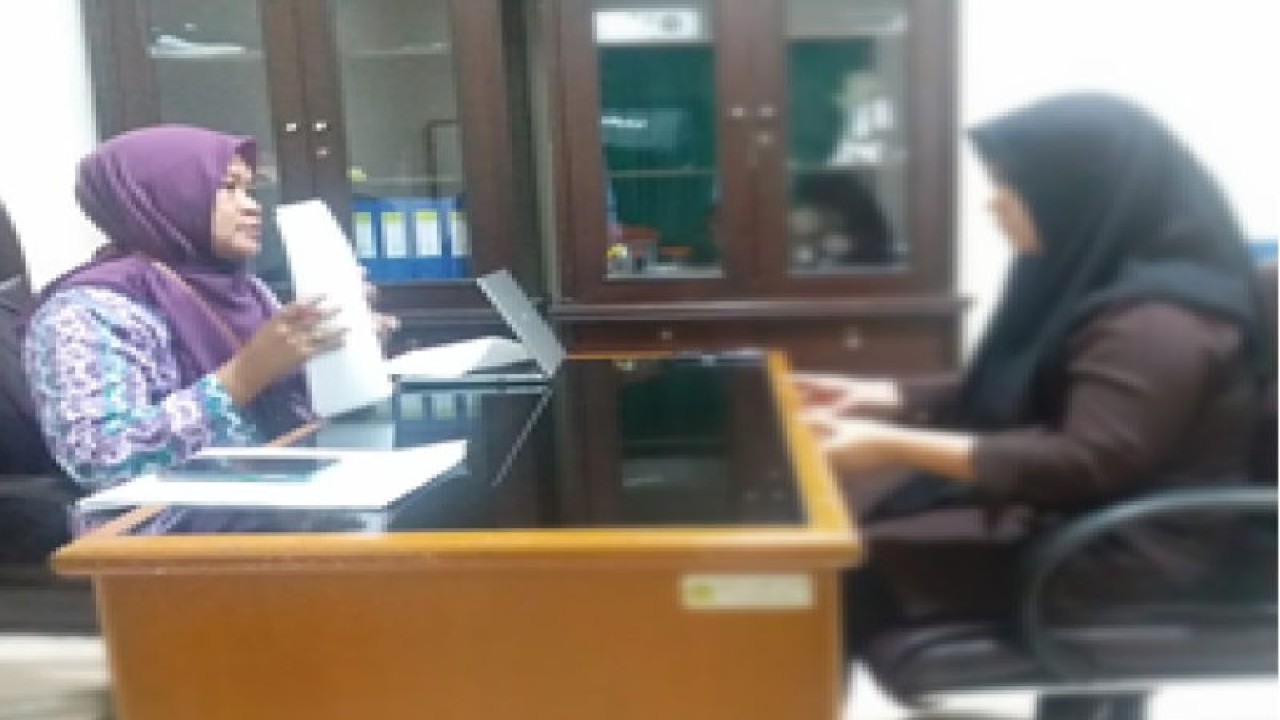 Seorang korban TPPO (kanan) sedang melakukan konsultasi dengan psikolog yang disediakan oleh Rumah Perlindungan dan Trauma Center (RPTC) Bambu Apus, Jakarta, Jumat (4/8/2023). (ANTARA/Donny)
