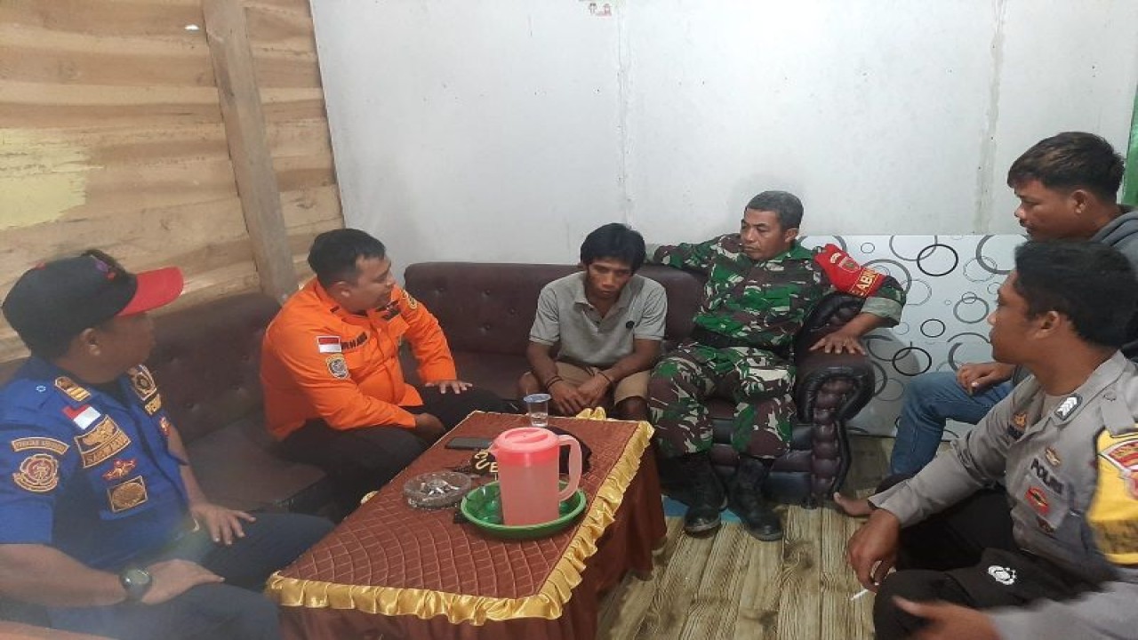 Korban yang diserah terimakan kepada keluarganya. (Antara/HO-Basarnas Kendari)