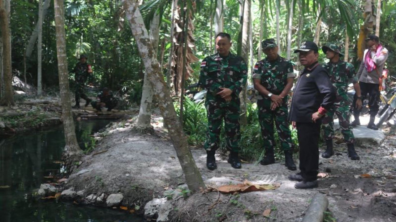 Bupati Kupang Provinsi Nusa Tenggara Timur Korinus Masneno (kanan) saat melihat secara langsung sumber air bersih di Desa Oenif Kecamatan Nekamese. (ANTARA/Benny Jahang)