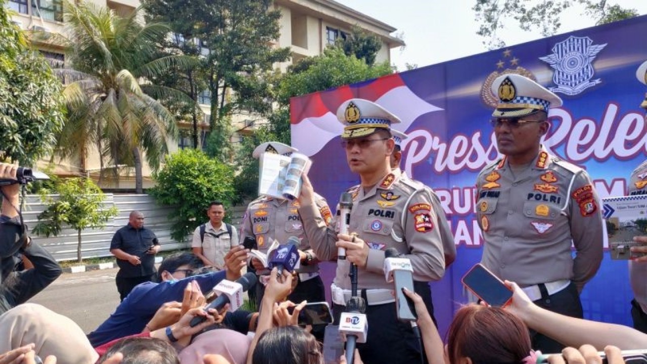 Kepala Korps Lalu Lintas (Kakorlantas) Polri Irjen Pol Firman Shantyabudi dalam jumpa pers uji coba perubahan materi ujian praktik SIM di Satuan Penyelenggara Administrasi (Satpas) SIM Daan Mogot, Cengkareng, Jakarta Barat, lokasi, Jumat. ANTARA/Risky Syukur