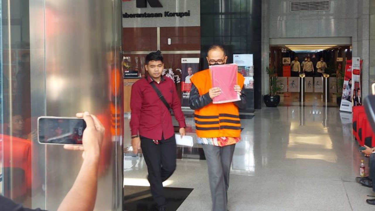 Mantan pejabat DJP Kementerian Keuangan Rafael Alun Trisambodo (rompi oranye) dikawal petugas menuju rutan KPK usai dilimpahkan dari Tim Penyidik KPK ke Tim Jaksa KPK di Gedung Merah Putih KPK, Jakarta, Senin (31/7/2023). ANTARA/Fianda Sjofjan Rassat