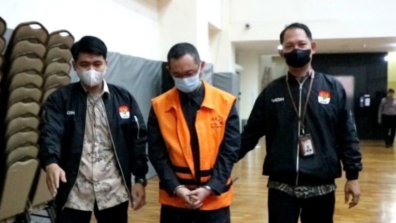 Arsip - Mantan kepala Kantor Bea dan Cukai Makassar Andhi Pramono dikawal petugas usai konferensi pers di Gedung Merah Putih KPK, Jakarta, Jumat (7/7/2023). (ANTARA/Fianda Sjofjan Rassat)