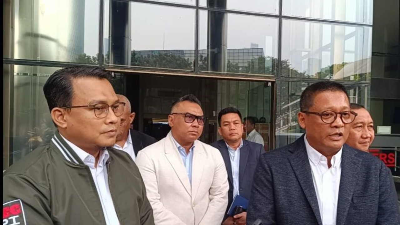 Kepala Divisi Hubungan Internasional Polri Irjen Pol Krina Mukti (kanan) dan Kepala Bagian Pemberitaan KPK Ali Fikri (kiri) berikan keterangan kepada wartawan di Gedung Merah Putih KPK, Jakarta Selatan, Senin (7/8). ANTARA/Fianda Sjofjan Rassat