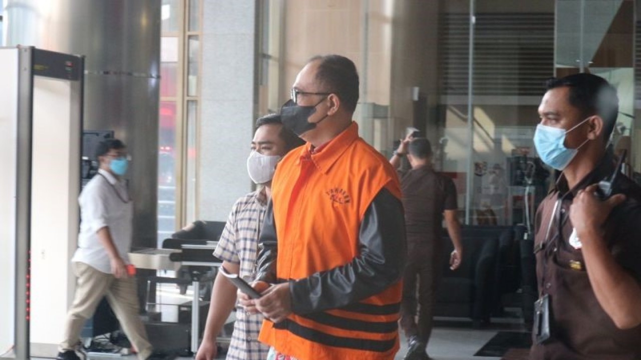 Mantan pejabat DJP Kementerian Keuangan Rafael Alun Trisambodo (rompi oranye) dikawal petugas menuju rutan KPK usai dilimpahkan dari Tim Penyidik KPK ke Tim Jaksa KPK di Gedung Merah Putih KPK, Jakarta, Senin (31/7/2023). ANTARA/Fianda Sjofjan Rassat