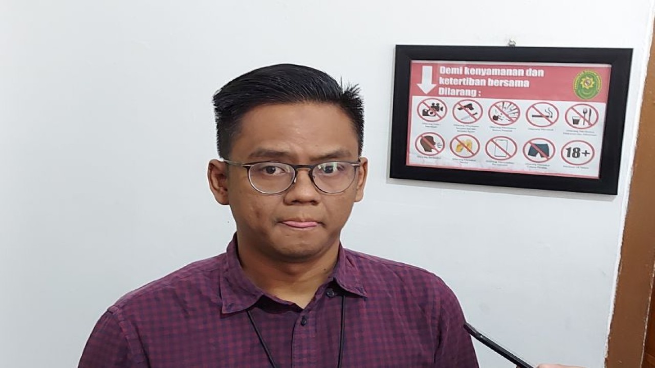 Jaksa penuntut umum pada Komisi Pemberantasan Korupsi (KPK) Tito Jaelani memberikan keterangan pasca sidang tuntutan di Pengadilan Tipikor Bandung, Rabu (23/8/2023). (ANTARA/Ricky Prayoga)